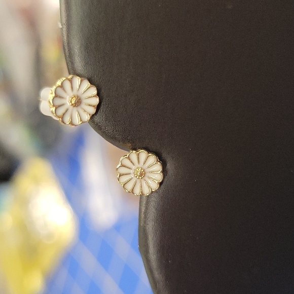 White Enamel Daisy Gold Tone Earrings Flower - Picture 1 of 1